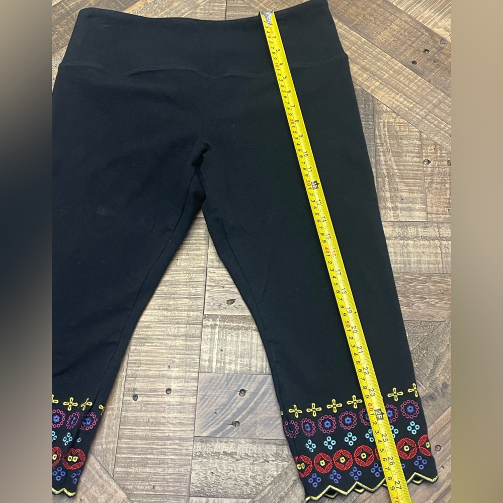 Chic Black Capris With Multicolor Embroidery - image 5